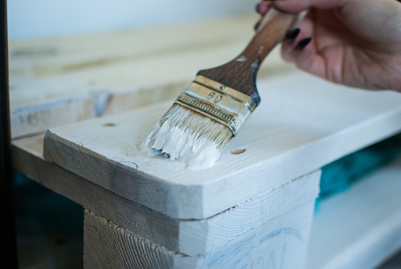 ¿Cómo quitar el brillo del barniz en la madera?